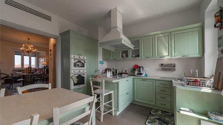 AMPIO TRILOCALE IN PIAZZALE MARTINI