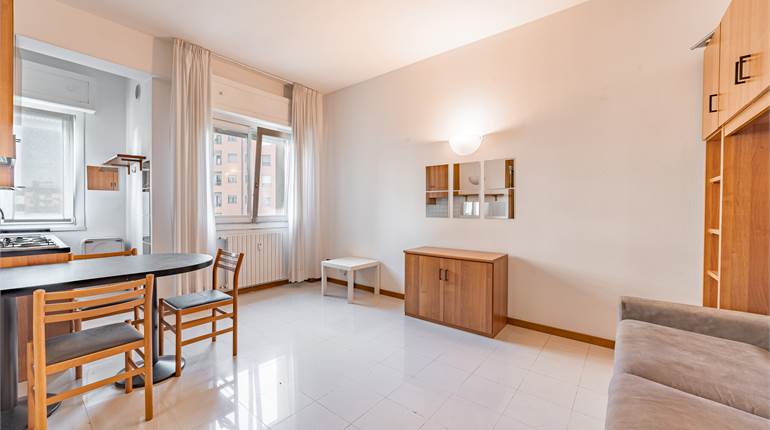 MONOLOCALE ARREDATO VIALE CORSICA