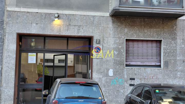 LOCALE COMMERCIALE CON MAGAZZINO E TRE AMBIENTI  - VIALE MOLISE