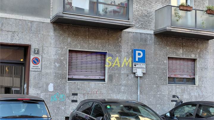 LOCALE COMMERCIALE CON MAGAZZINO E TRE AMBIENTI  - VIALE MOLISE