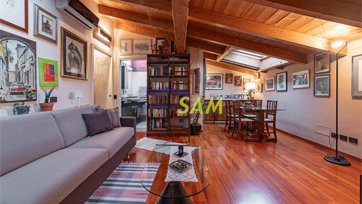 QUADRILOCALE SU DUE LIVELLI CON TERRAZZO, DUE BALCONI,  AMPIO BOX E CANTINA - PESCHIERA BORROMEO