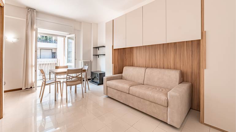 MONOLOCALE ARREDATO VIALE CORSICA