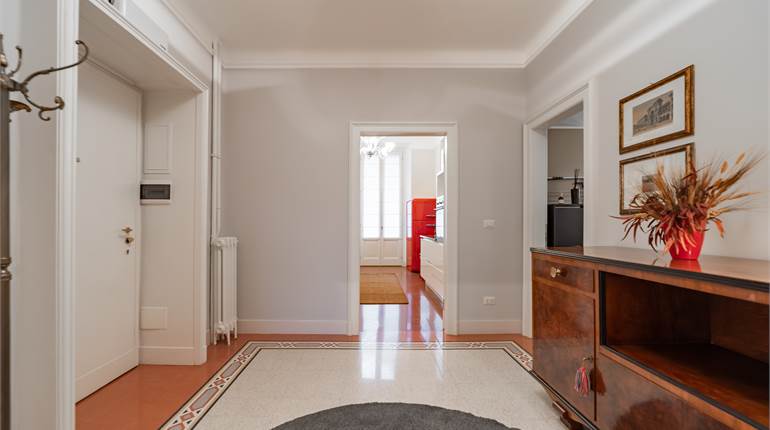 AMPIO BILOCALE ARREDATO CON DOPPIA ESPOSIZIONE - VIA PIOLTI DE' BIANCHI